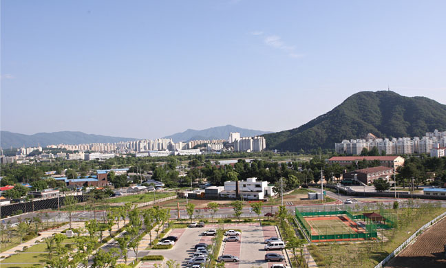 넓고 쾌적한 휴양지형 재활환경